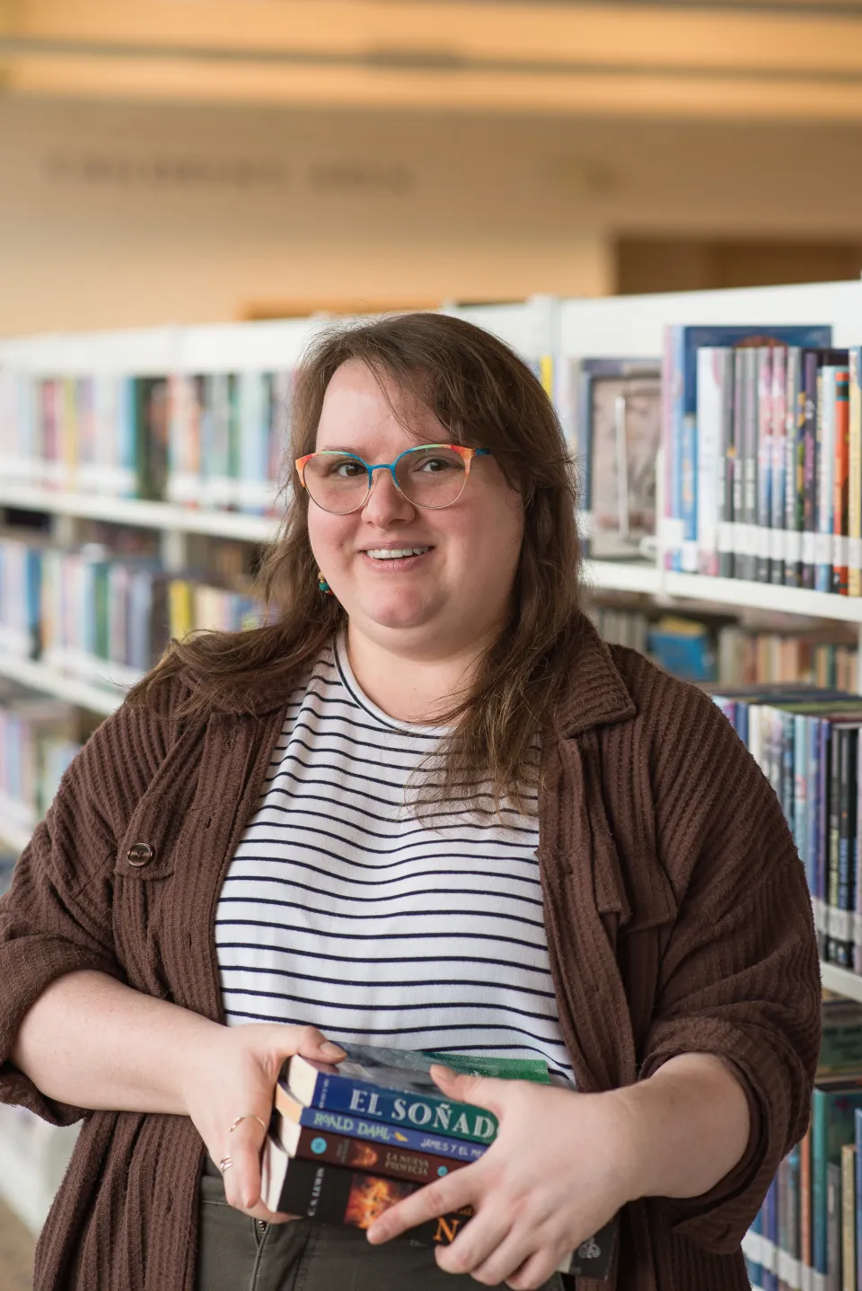 Photo of Kerry in front of books.